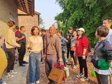 自貢公交集團到五寶鎮照石村開展幫扶活動